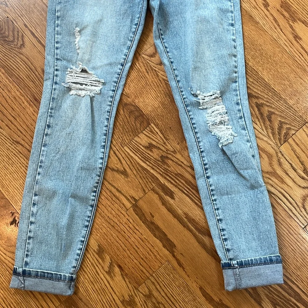 Women’s Wallflower Sassy High Rise Jeans. Size 7. Like New Condition.